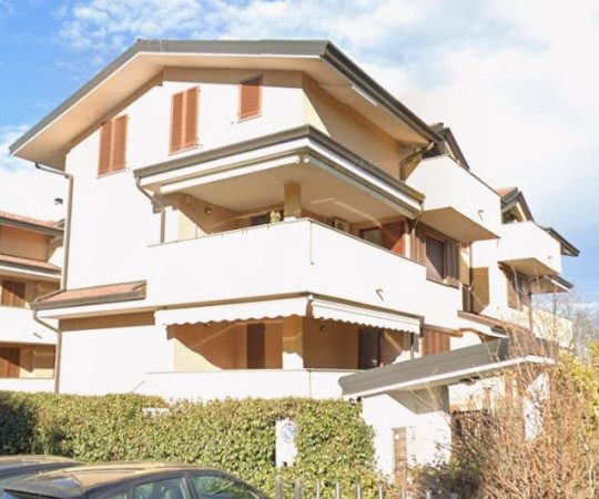  - Caronno Pertusella vendesi TRILOCALE CON BOX