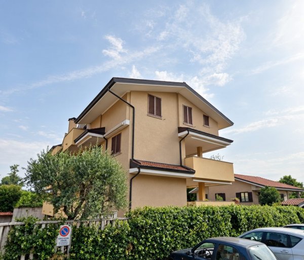 Caronno Pertusella vendesi TRILOCALE CON BOX